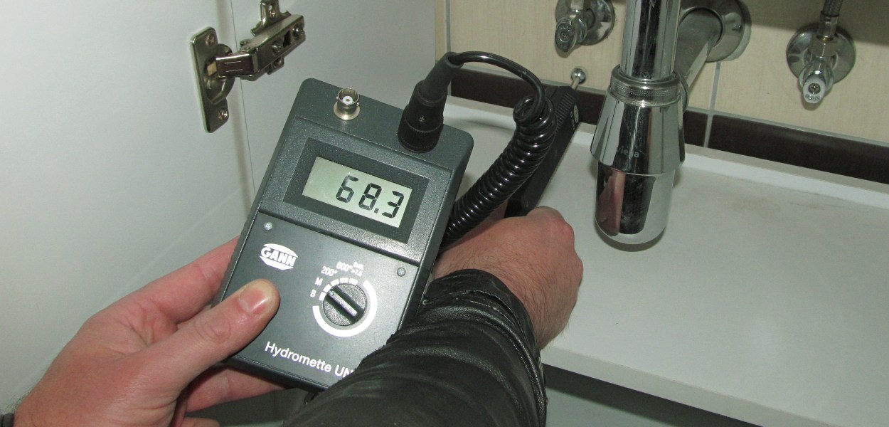 Ugotavljanje stopnje vlažnosti neposredno pod ventilom tople vode